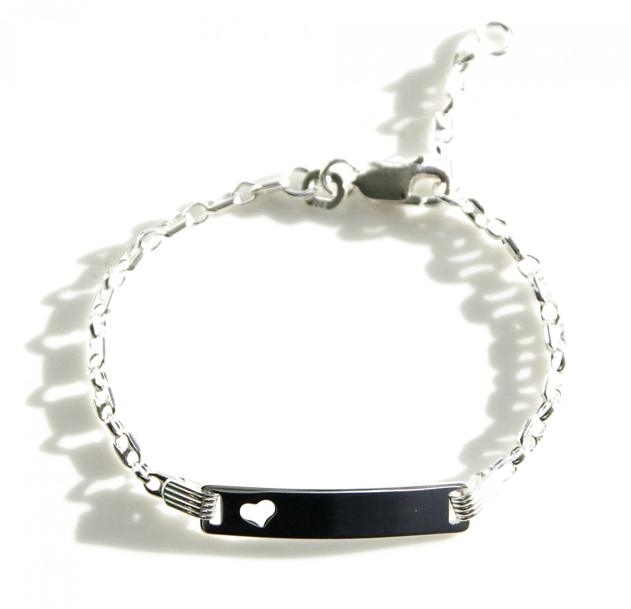 Armbandje met naamplaatje en hartje webwinkeljuwelier.nl