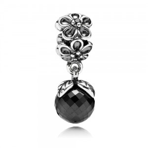 zilver met zwart spinel en zwart kristal